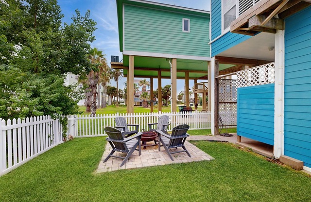 Vibrant dog friendly home with two balconies & outdoor bar - steps to sand