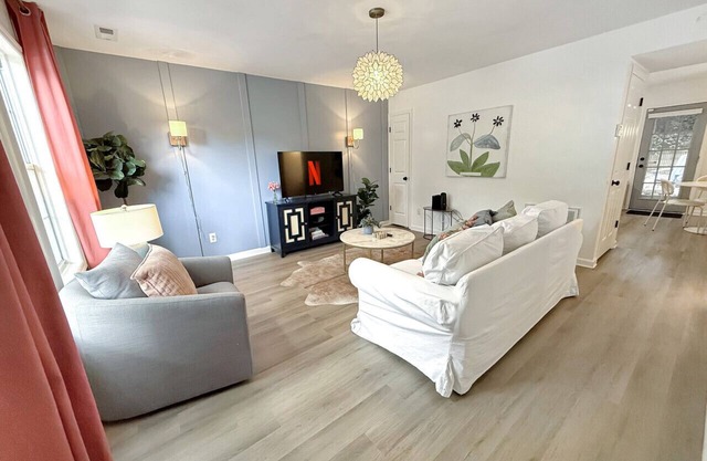 Vibrant Villa Green - 2 King Beds Pets Park Nearby