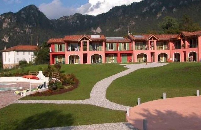 Vico Super - Two Bedroom Resort, Sleeps 6