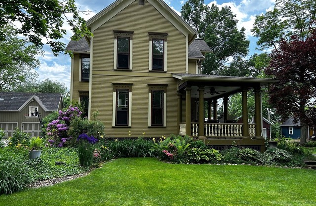 Victorian Farmhouse steps away from the best of Hudson