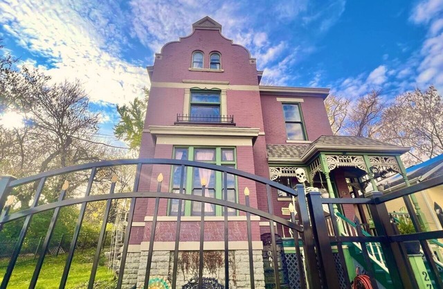 Victorian Riverfront Estate mins from Cincinnati