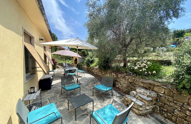 Villa 1.5 km from the sea, in the middle of olive trees