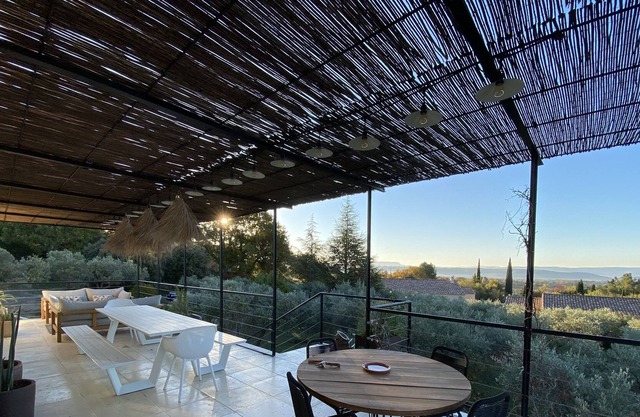 Villa 10 minutes walk from the village, beautiful view, heated pool