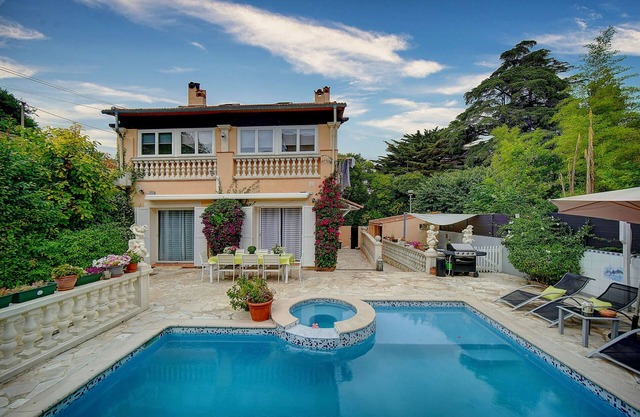 VILLA, 5 CHAMBRES AVEC PISCINE 4 PARKINGS V5B010