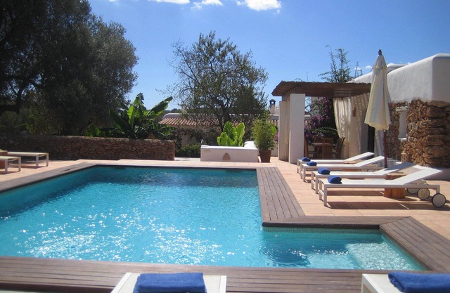 VILLA 5 MINUTES FROM THE BEACHES WITH POOL AND GARDENS