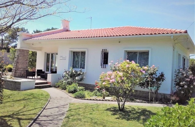 Villa 5 minutes walk from the beaches, heated pools, near pine forest.