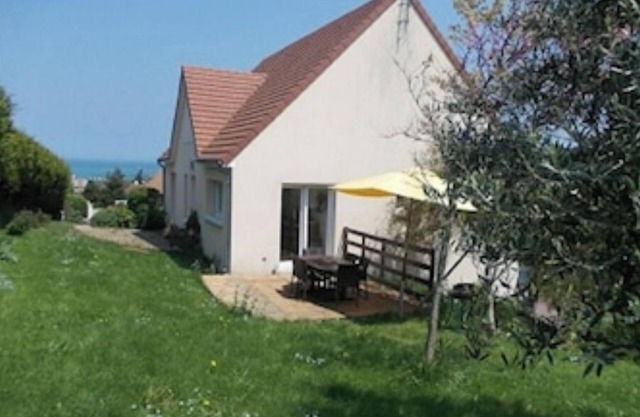 Villa 500 m from the D-Day landing beaches with panoramic sea and bocage views.
