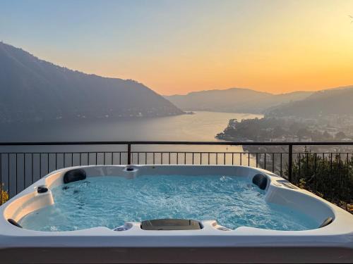 Villa amazing lake view with jacuzzi, private garden and gym