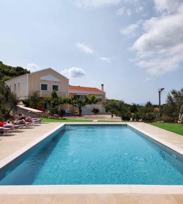 Villa Amfiario - Luxury & Breathtaking views under the Attica Sun!