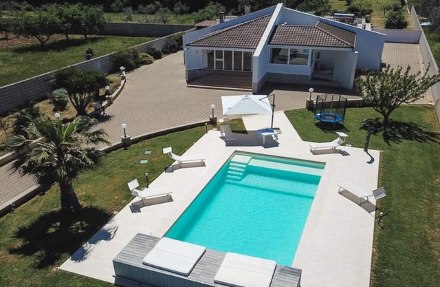 Villa among the Salento countryside, with a wonderful Pool, 9/10 beds