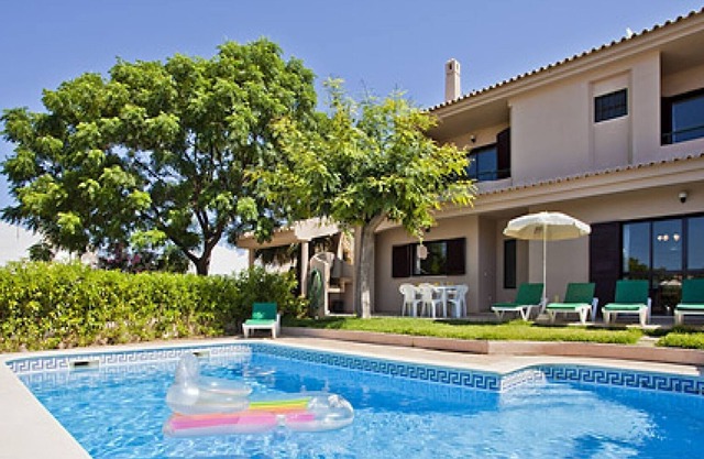 Villa Andre 3 bedroom villa with pool - walking distance to Albufeira