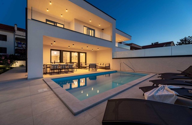 Villa Aria with heated pool & Seaview