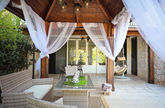 Villa Asia strategically located. A short walk from the Zoo Safari in Fasano