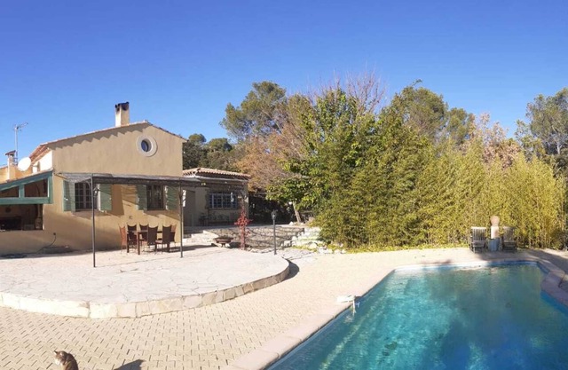 Villa at the foot of Grand Bessillon with a view of the olive trees in absolute calm.