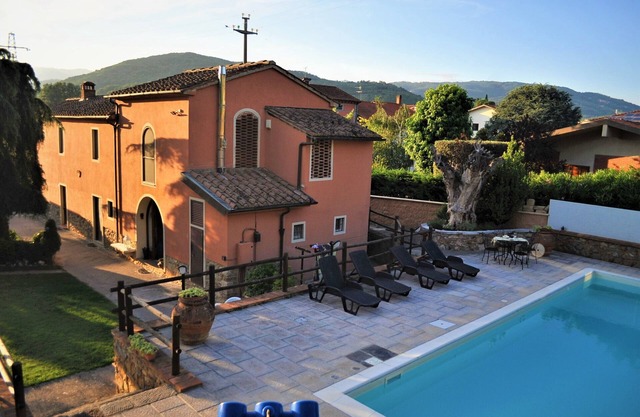 Villa 'Bella Toscana Relax' with Mountain View, Wi-Fi and Air Conditioning