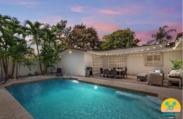 Villa Blanca 5 bedroom 3 Bath with Heated Pool & BBQ