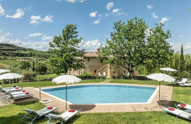 Villa Bravio: A characteristic and welcoming two-story villa made of stone, with Free WI-FI.