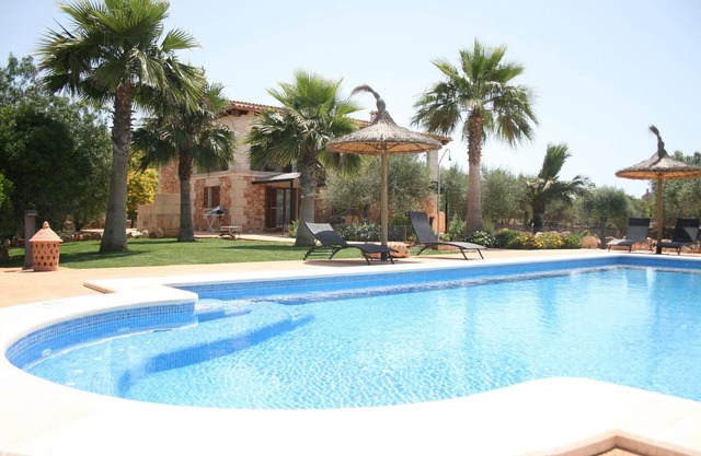 Villa Ca na Servera, swimming pool, wifi, satellite, barbecue. Ideal families.