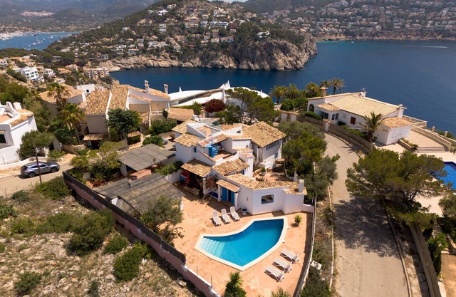 Villa Can Milana with breathtaking views in a privileged location of La Mola