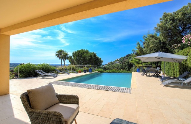 Villa Cannes-Mandelieu/8pers/AC/heated pool. overhang/sea view
