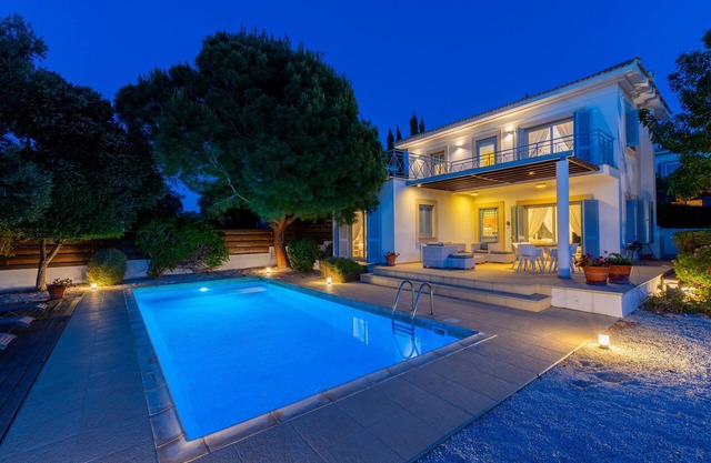 Villa Carob Tree - a villa that sleeps 6 guests in 3 bedrooms