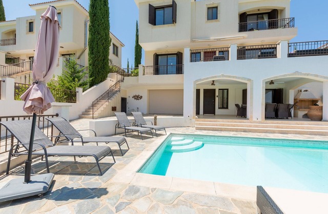 Villa Chelona a villa that sleeps 6 guests in 3 bedrooms in Latchi