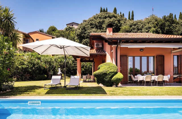 Villa con Giardino e Piscina Privata Sotto il Castello di Soiano