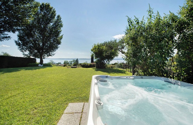 Villa 'Con Vista Mozzafiato Sul Lago' with Lake View, Wi-Fi and Air Conditioning