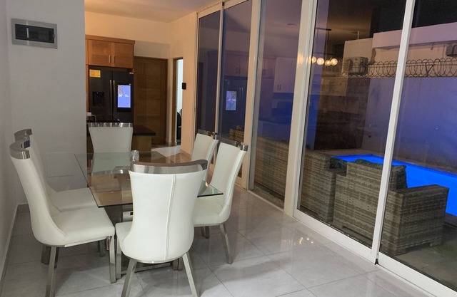 Villa de Lujo con Picsina Privada a 10 Minutos del Centro de la Ciudad