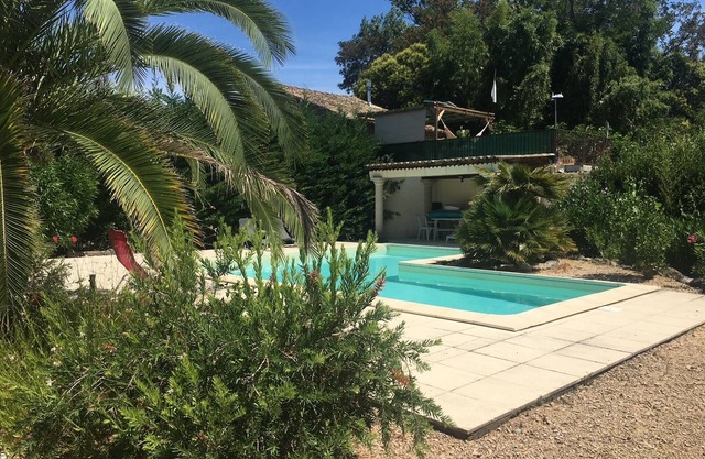 Villa de Style Romain Avec Terrasses et Grand Parc. Plage à Proximité