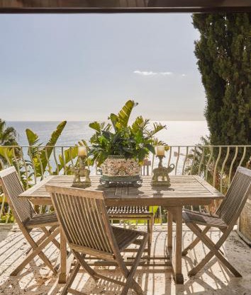 Villa del Mar - "Luxurious en-suite bedroom with lounge and stunning sea view balcony in Bantry Bay"