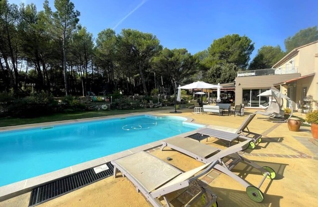 Villa des Pins, beautiful family home, near Aix en Provence, 8 people