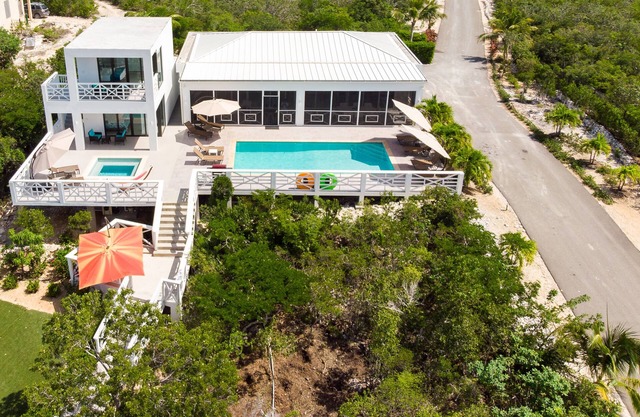 VILLA DO LITTLE - Hot Tub, Pool, Kayaks, Canal Front near Beach. Rent 3 or 4 Br