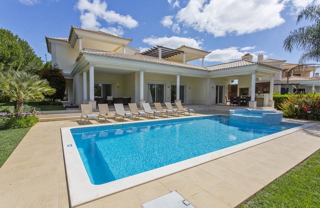 Villa Dolcasol - Six Bedroom Villa, Sleeps 12