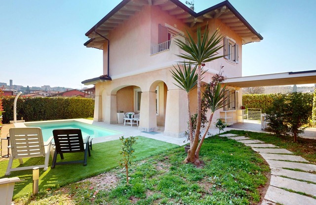 Villa Dolcevita by Bookinggardalake