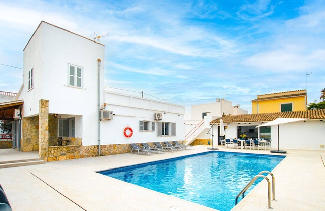 Villa Dolphin with private pool 300 meters from the sea