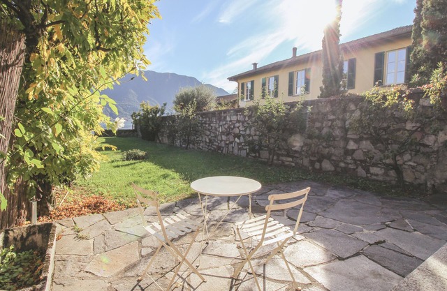 Villa Elena, delightful with direct access to the lake