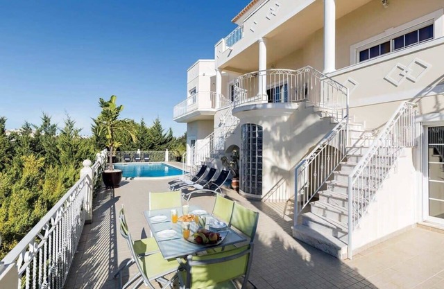 Villa Encosta Do Sol - fantastic location 10 min walk to Albufeira and beach
