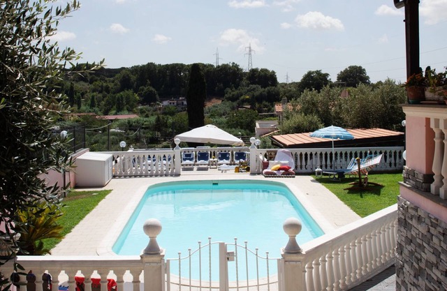 VILLA ENNIO - ENTIRE VILLA WITH PRIVATE POOL JACUZZI SPA 10 MINUTES FROM ROME