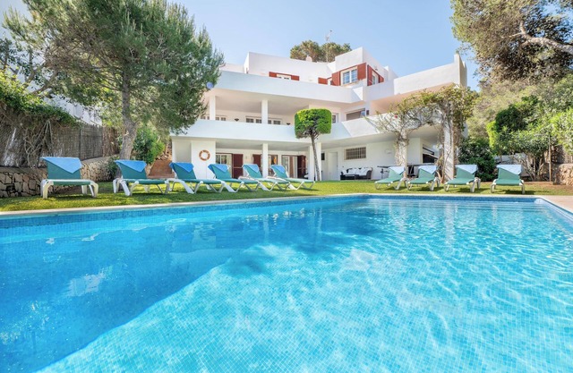 Villa 'Es Cantò' with Sea Views, Pool and Wi-Fi