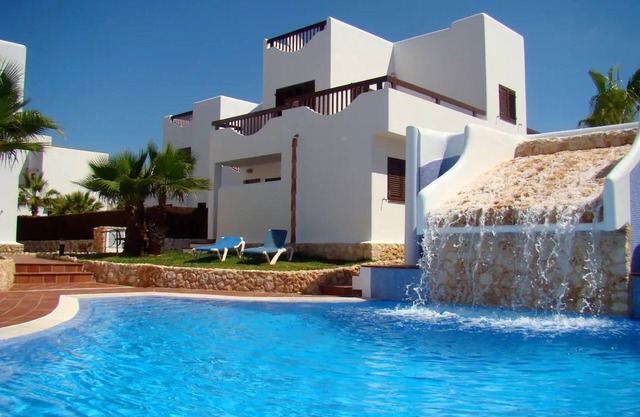 Villa for 10 near the Beach with Pool, Wi-Fi, A/C & Terrace