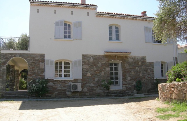 Villa for 8/10 people, 10 minutes' walk from the beach, air-conditioned. Quiet neighborhood.