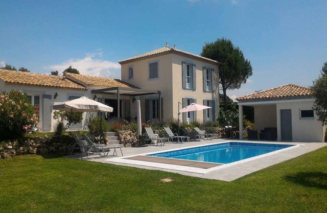Villa for 8 people in Bagnols-en-Forêt, Var, heated pool.