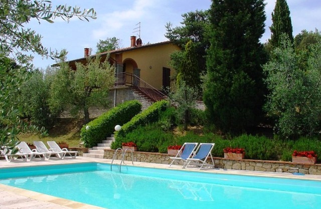 Villa for 8 to 12 people in the outskirts of Monte San Savino in Tuscany - with private pool, table