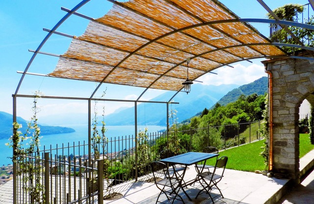 Villa for relaxing holidays with magnificent views of Lake Como