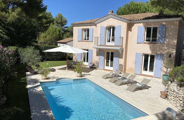 VILLA FULL OF CHARM WITH PIANO AND SWIMMING POOL HEATED ON GOLF PT-ROYAL PROVENC