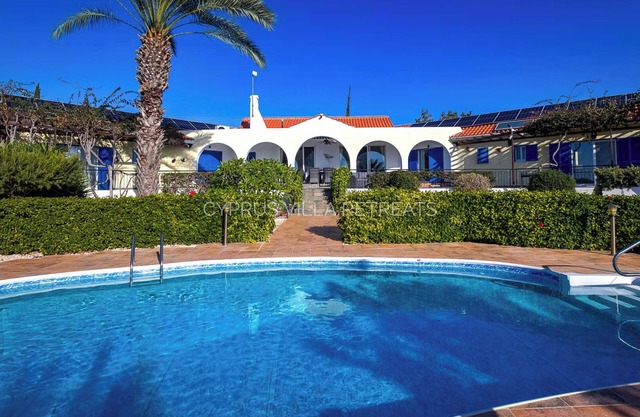 VILLA GALINI, 5 Bed with Private Pool & Amazing Views!