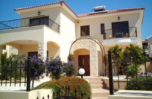 Villa Georgina lovely well equipped villa, vibrant garden large pool & sea views