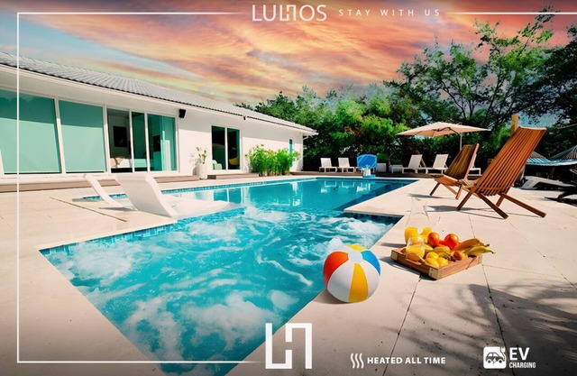 Villa heated-Luxury Oasis: Pool, Cabanas & Court