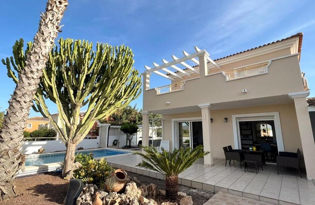 Villa Hermosa with a private pool